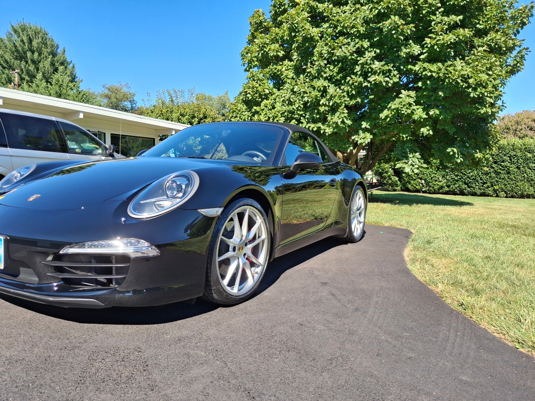 Ceramic coated black Porsche 911 with wet-look gloss